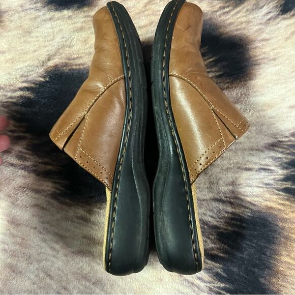 Clarks Lighter Brown Leather Slip On Clogs Women's Size 6.5 Backless Easy On - Picture 3 of 9